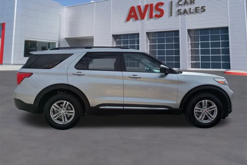 2024 Ford Explorer XLT photo 1