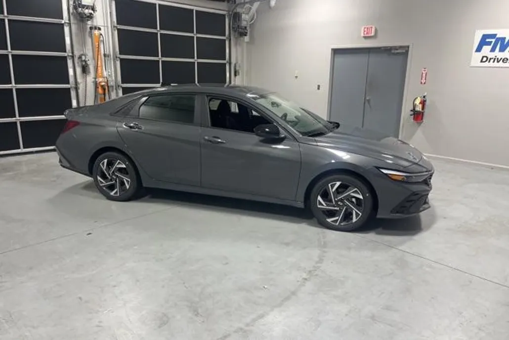 2025 Hyundai Elantra SEL Sport photo 1