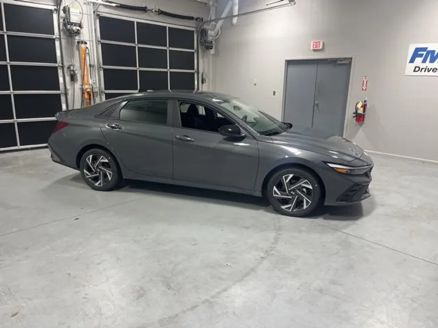 2025 Hyundai Elantra SEL Sport photo 1