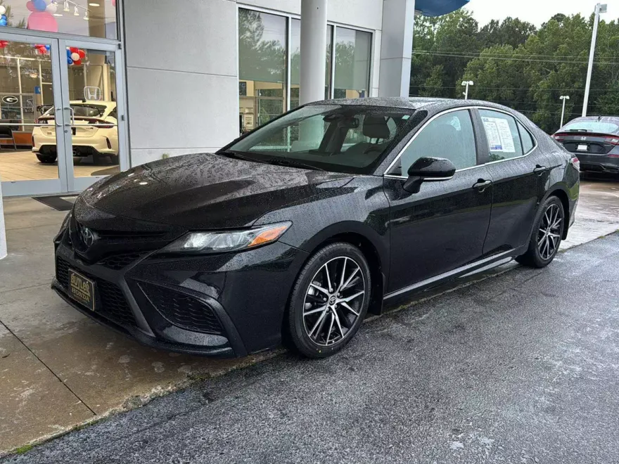2023 Toyota Camry SE photo 1