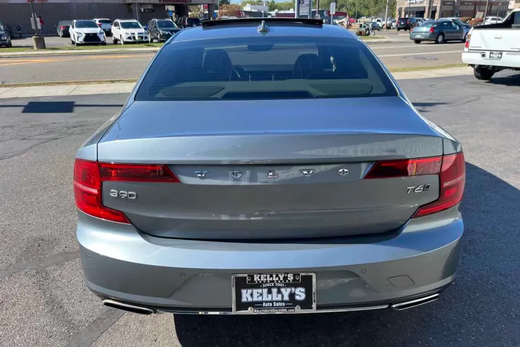2018 Volvo S90 Momentum photo 1