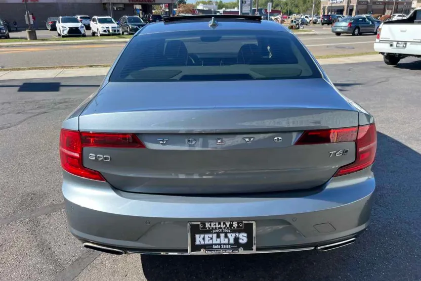 2018 Volvo S90 Momentum photo 1