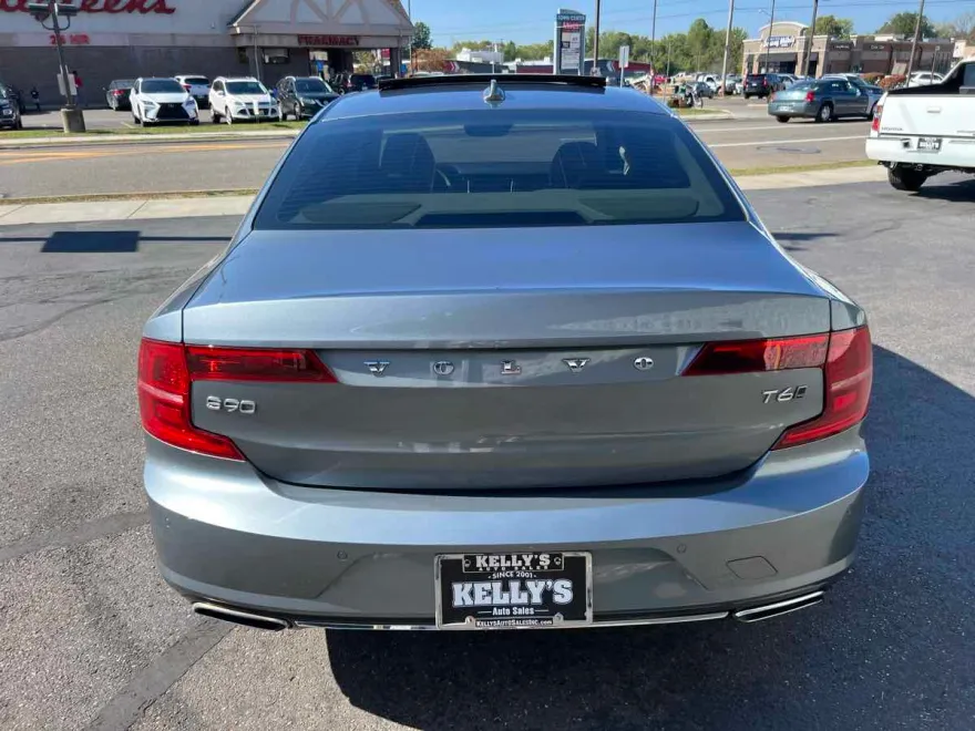 2018 Volvo S90 Momentum photo 1