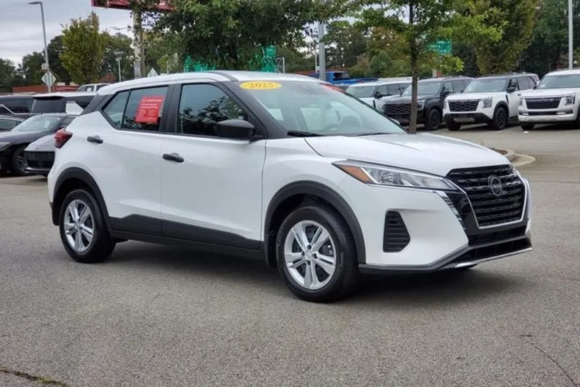 2025 Nissan Kicks Play S photo 1