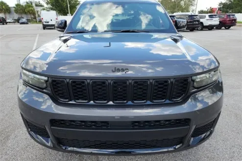 2025 Jeep Grand Cherokee Altitude photo 3