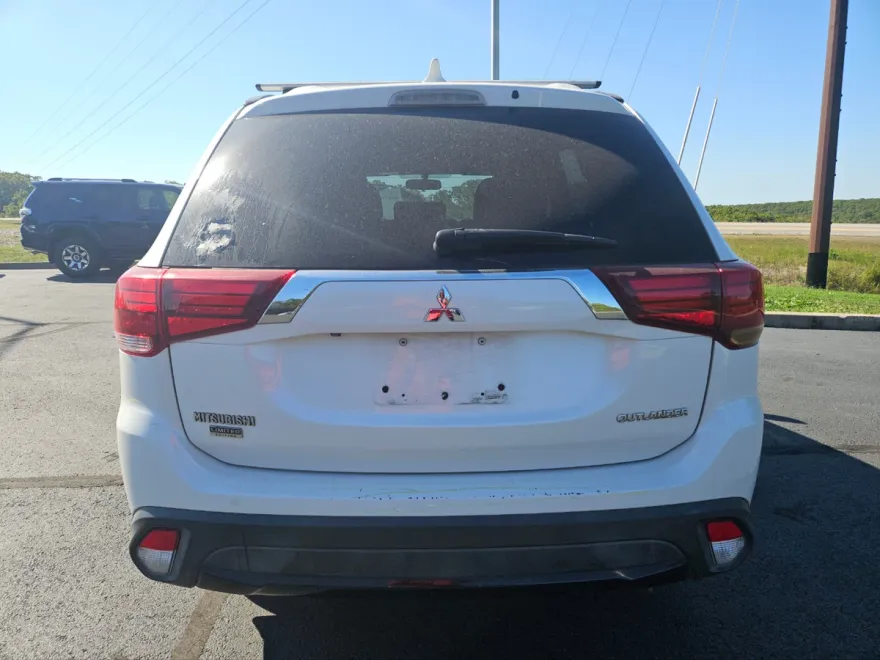 2018 Mitsubishi Outlander SE photo 1