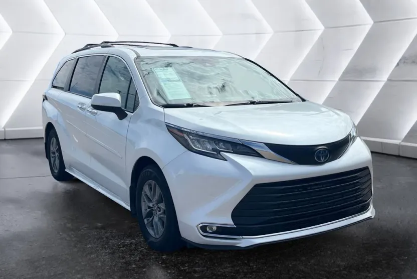 2022 Toyota Sienna XLE photo 1