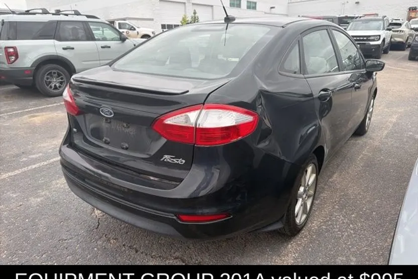 2015 Ford Fiesta SE photo 1