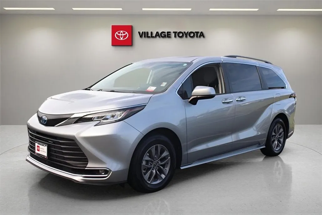 2023 Toyota Sienna XLE photo 1