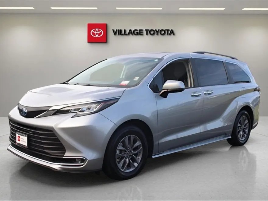 2023 Toyota Sienna XLE photo 1