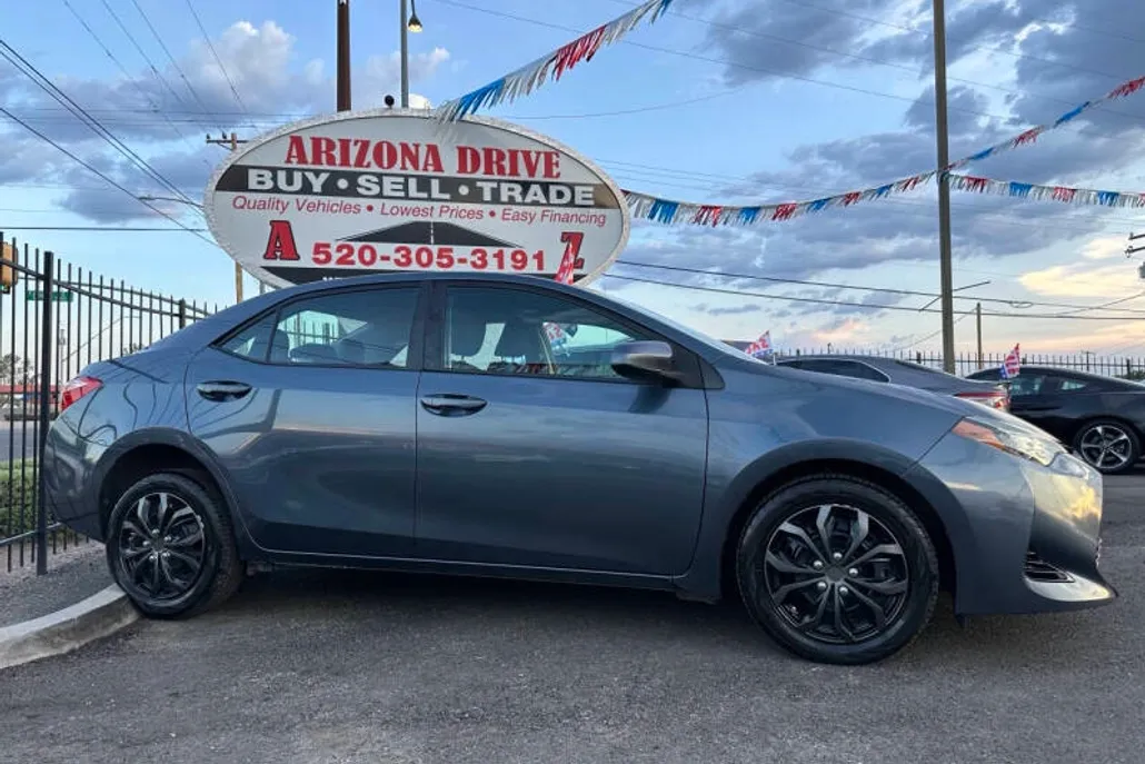 2018 Toyota Corolla LE photo 1