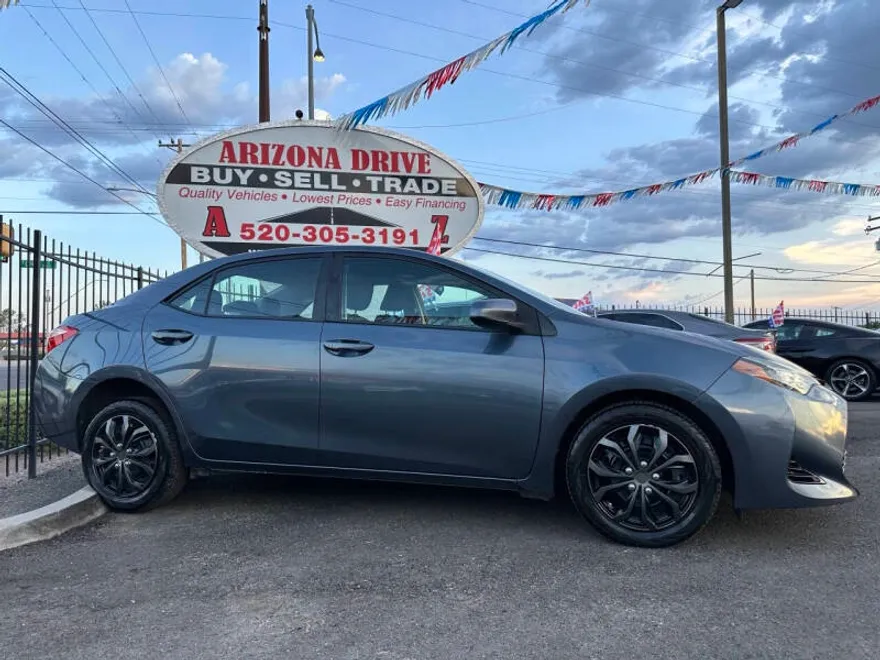 2018 Toyota Corolla LE photo 1