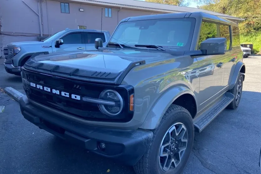 2025 Ford Bronco Outer Banks photo 1