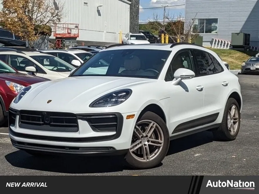 2023 Porsche Macan T photo 1