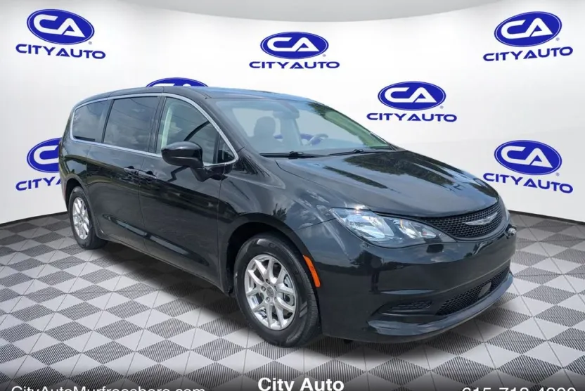 2022 Chrysler Voyager LX photo 1