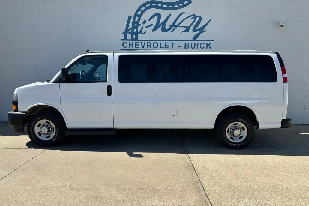2022 Chevrolet Express Passenger 3500 photo 1