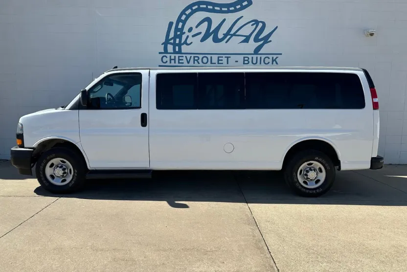 2022 Chevrolet Express Passenger 3500 photo 1