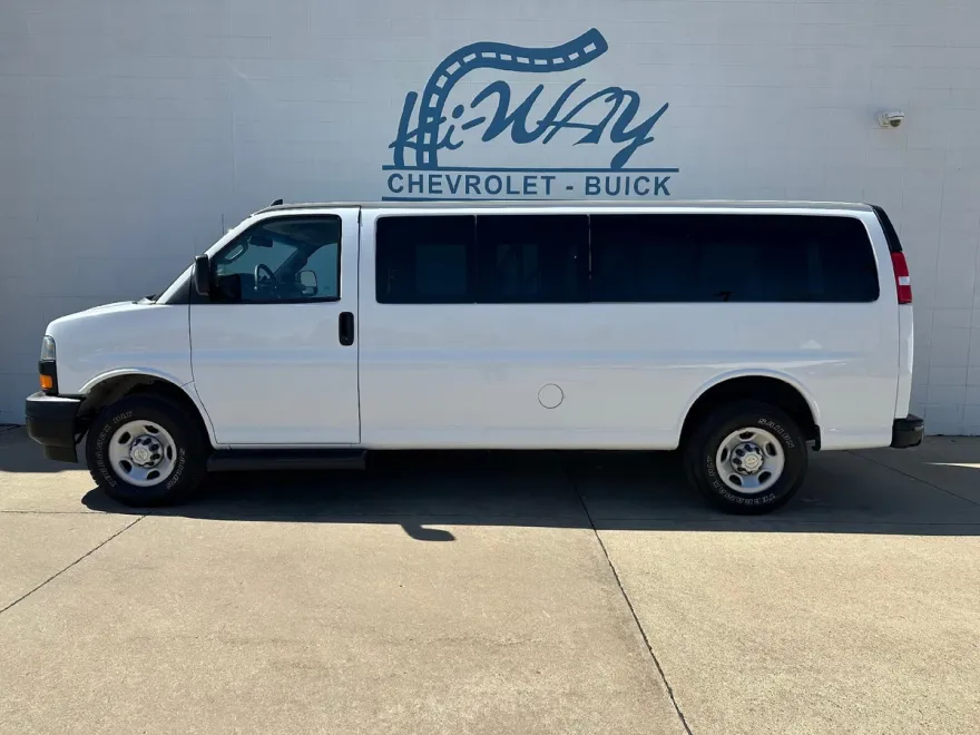 2022 Chevrolet Express Passenger 3500 photo 1