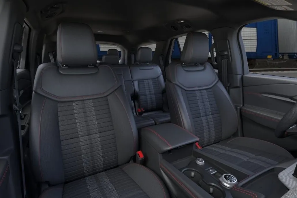 2025 Ford Explorer ST-Line photo 1
