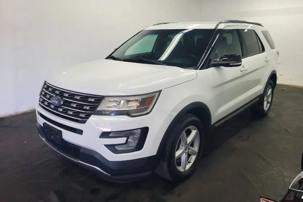 2016 Ford Explorer XLT photo 1
