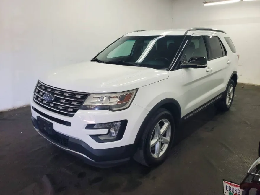 2016 Ford Explorer XLT photo 1