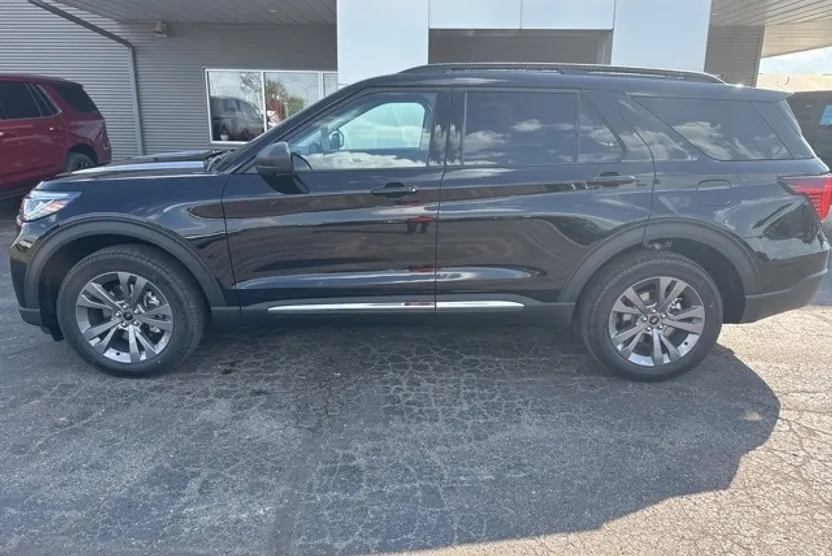 2025 Ford Explorer photo 1
