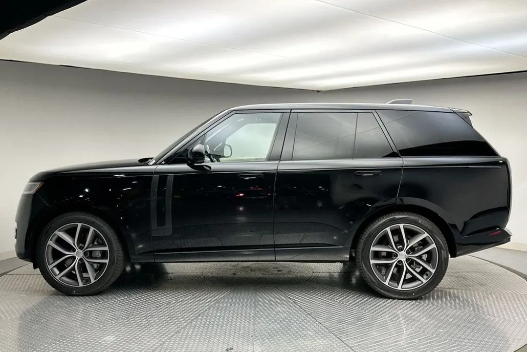 2025 Land Rover Range Rover SE photo 1