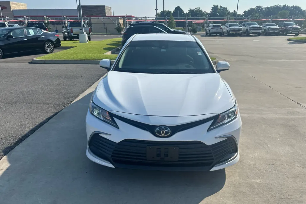 2023 Toyota Camry LE photo 1