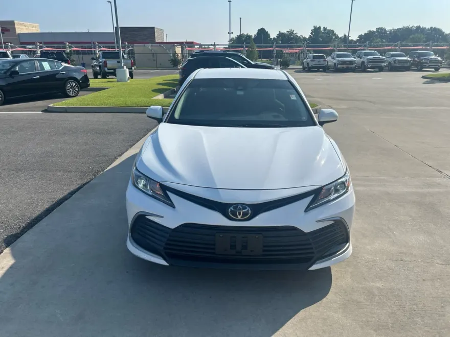 2023 Toyota Camry LE photo 1