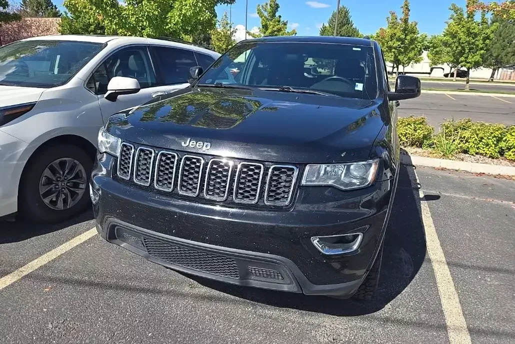 2017 Jeep Grand Cherokee Laredo photo 1