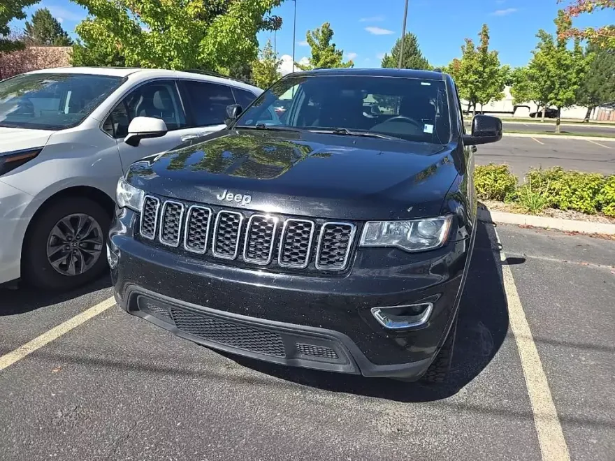 2017 Jeep Grand Cherokee Laredo photo 1