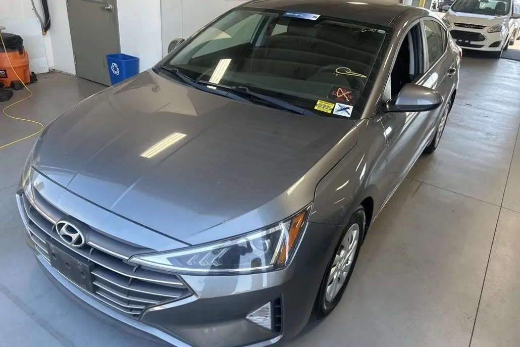 2019 Hyundai Elantra SE photo 1