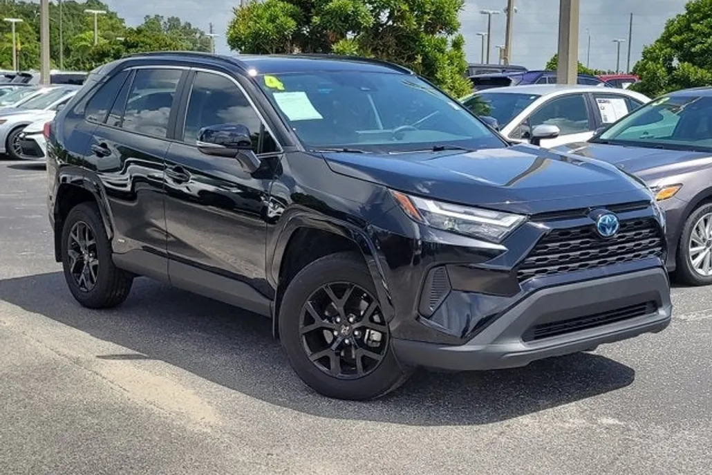 2024 Toyota RAV4 Hybrid XLE photo 1