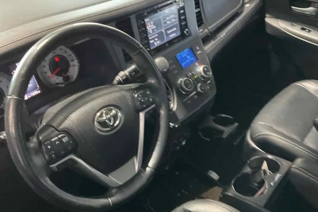 2019 Toyota Sienna Premium photo 1
