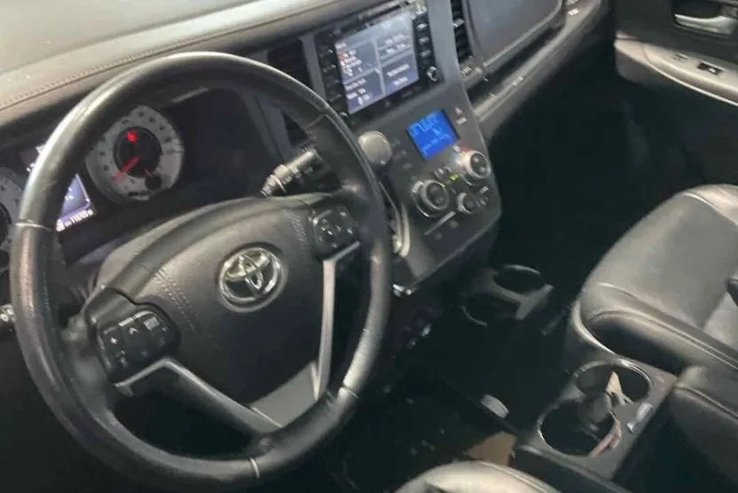 2019 Toyota Sienna Premium photo 1