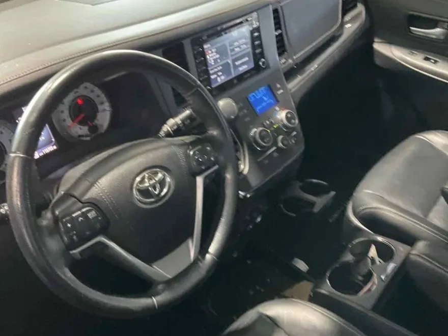 2019 Toyota Sienna Premium photo 1