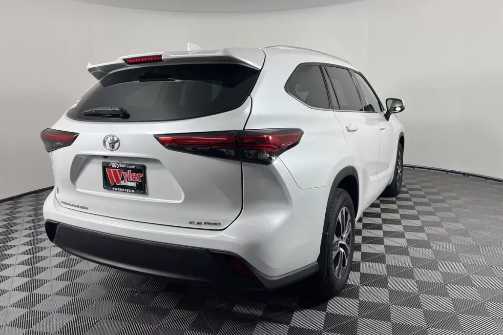 2024 Toyota RAV4 LE photo 1