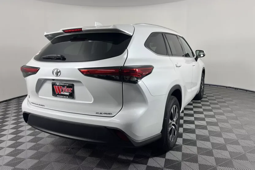 2024 Toyota RAV4 LE photo 1
