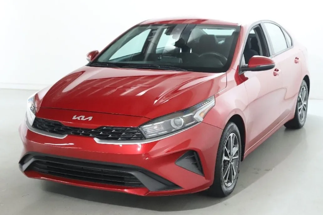 2023 Kia Forte LXS photo 1