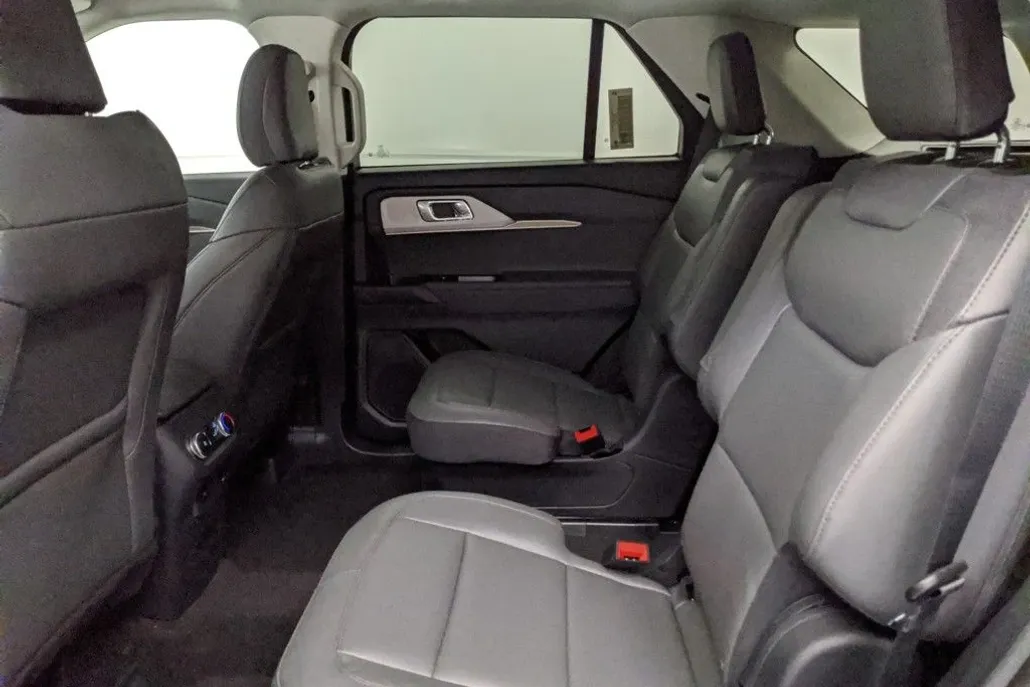 2025 Ford Explorer photo 1