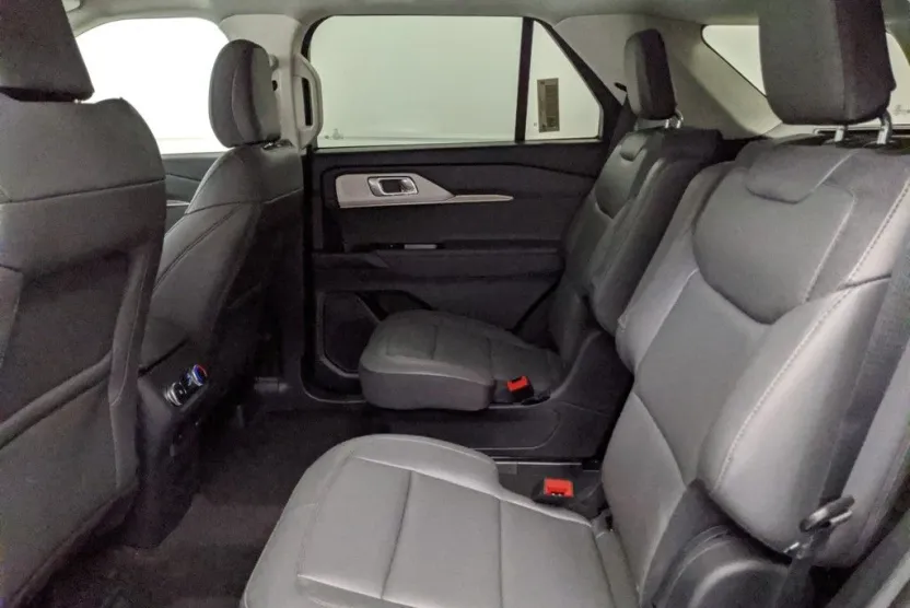 2025 Ford Explorer photo 1