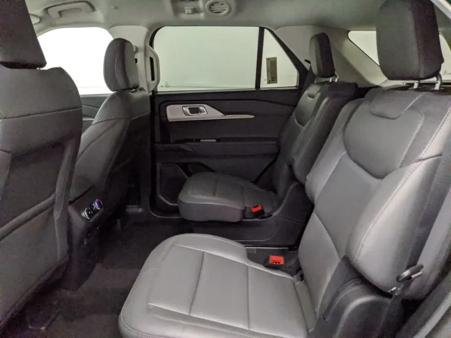 2025 Ford Explorer photo 1