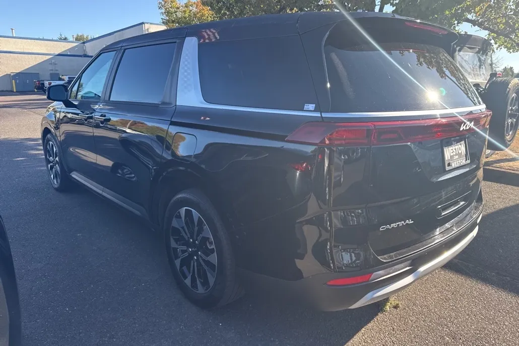 2024 Kia Carnival EX photo 1