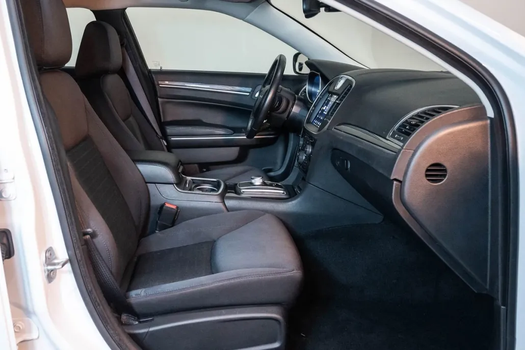 2021 Chrysler 300 Touring photo 1