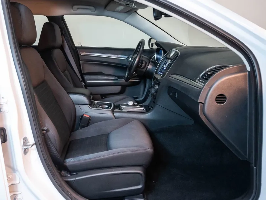 2021 Chrysler 300 Touring photo 1