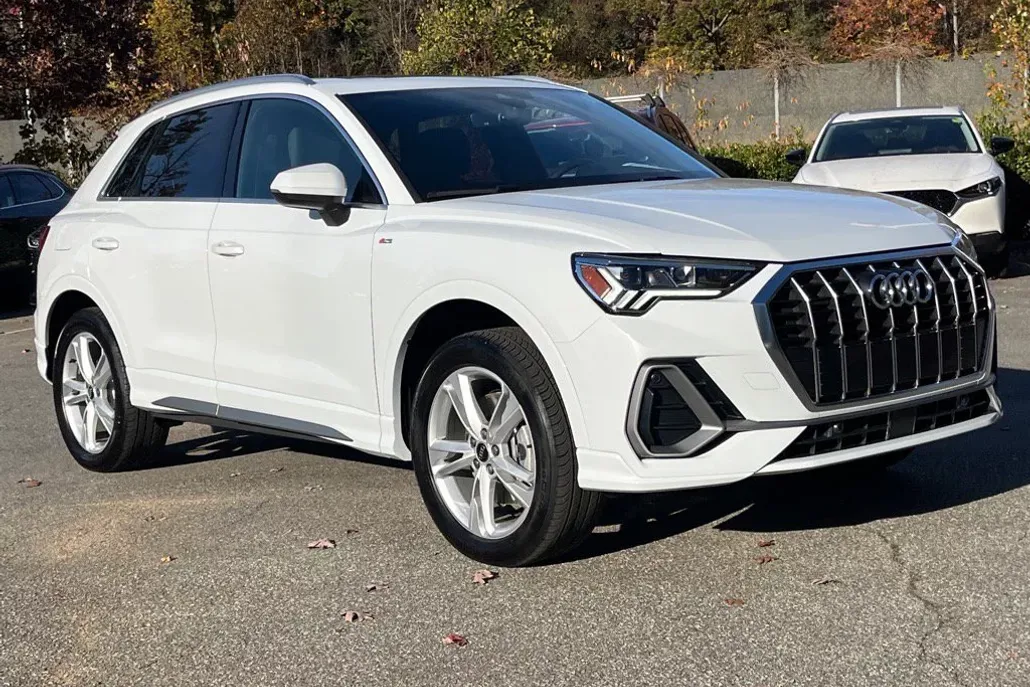 2024 Audi Q3 45 TFSI S line Premium photo 1
