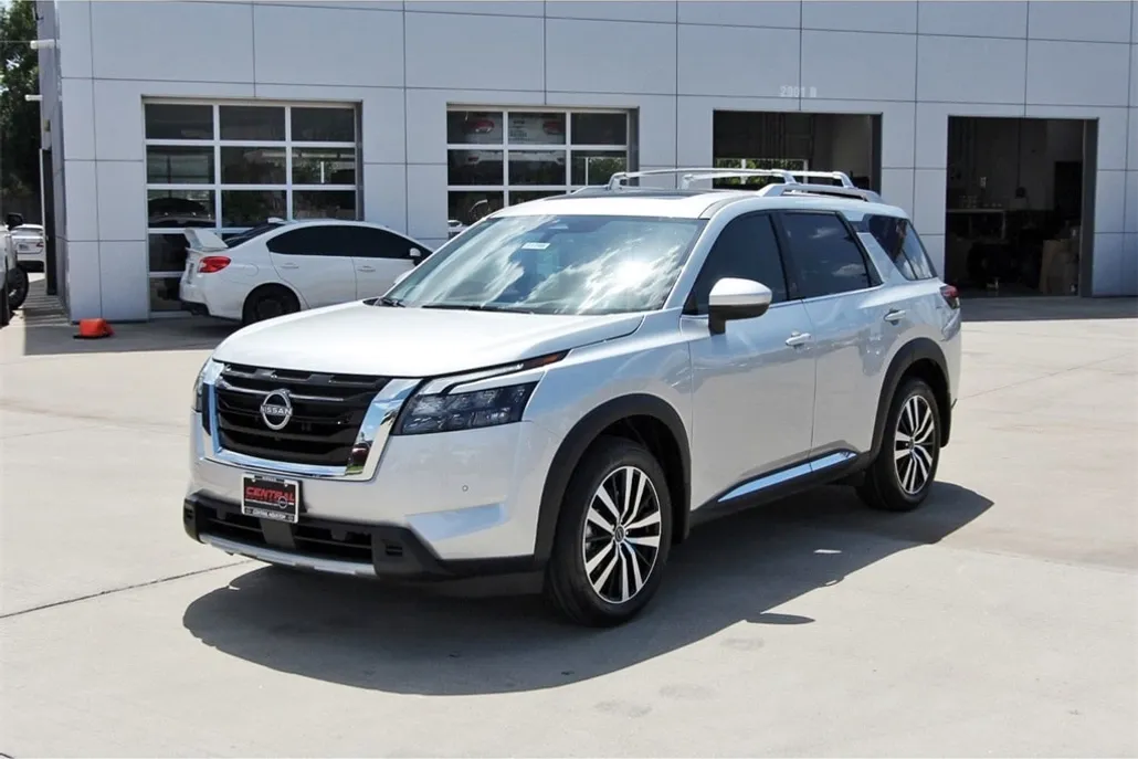 2025 Nissan Pathfinder Platinum photo 1