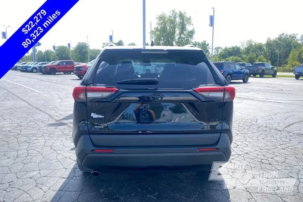 2021 Toyota RAV4 XLE photo 1