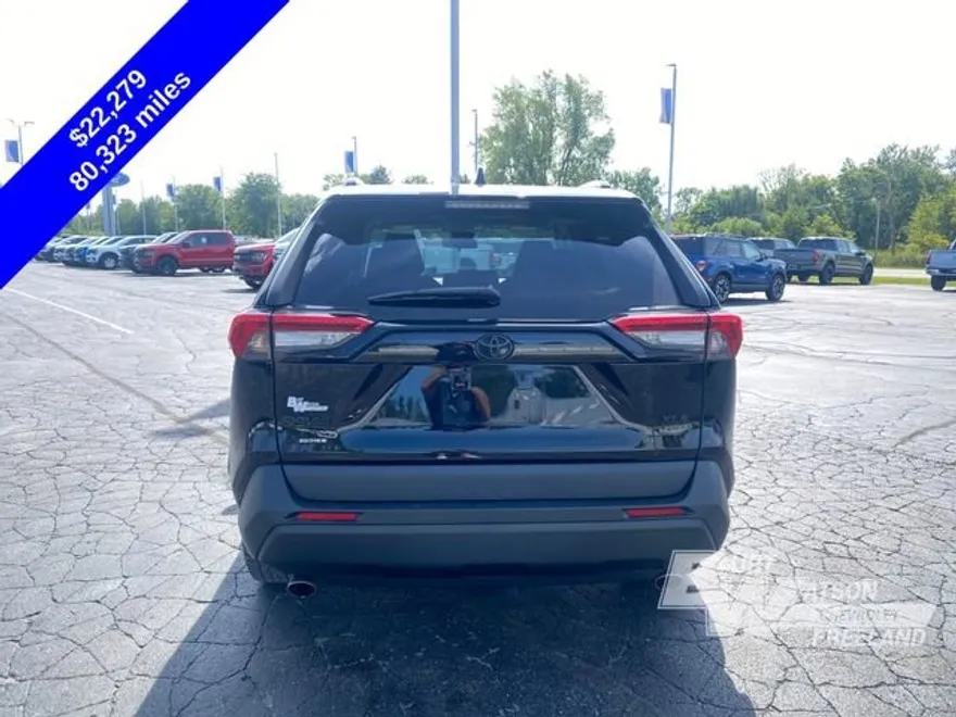2021 Toyota RAV4 XLE photo 1