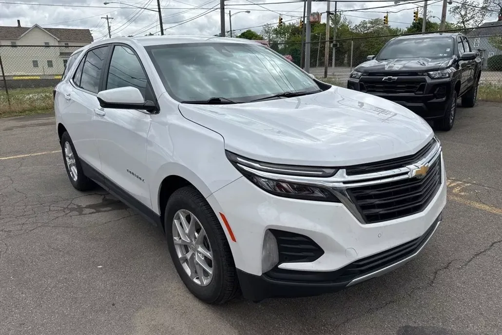 2022 Chevrolet Equinox LT photo 1